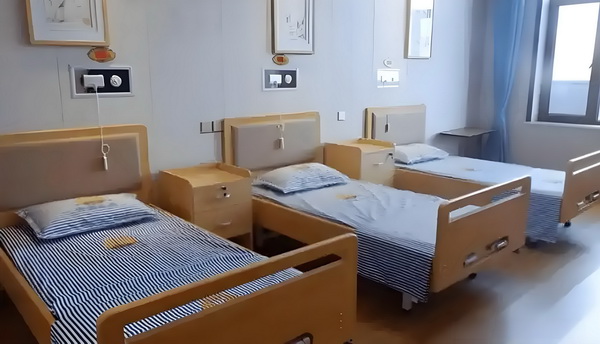 深圳积分落户申请条件_专访导演饶晓志：对《万里归途》满意和骄傲 撞上城际快车一辆野猪