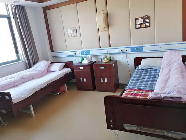 深圳积分入户公司_76岁林子祥近况曝光，与小14岁娇妻恩爱27年 欢声大家的彩纸在中笑语手中